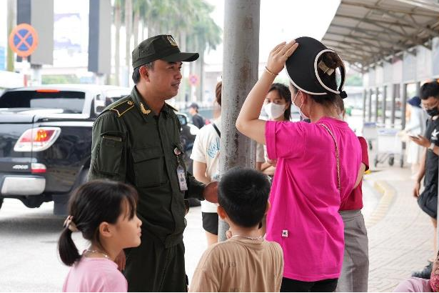 Đổi tiền tại sân bay, khách cầm nhầm 43 triệu đồng lên máy bay - Ảnh 1.