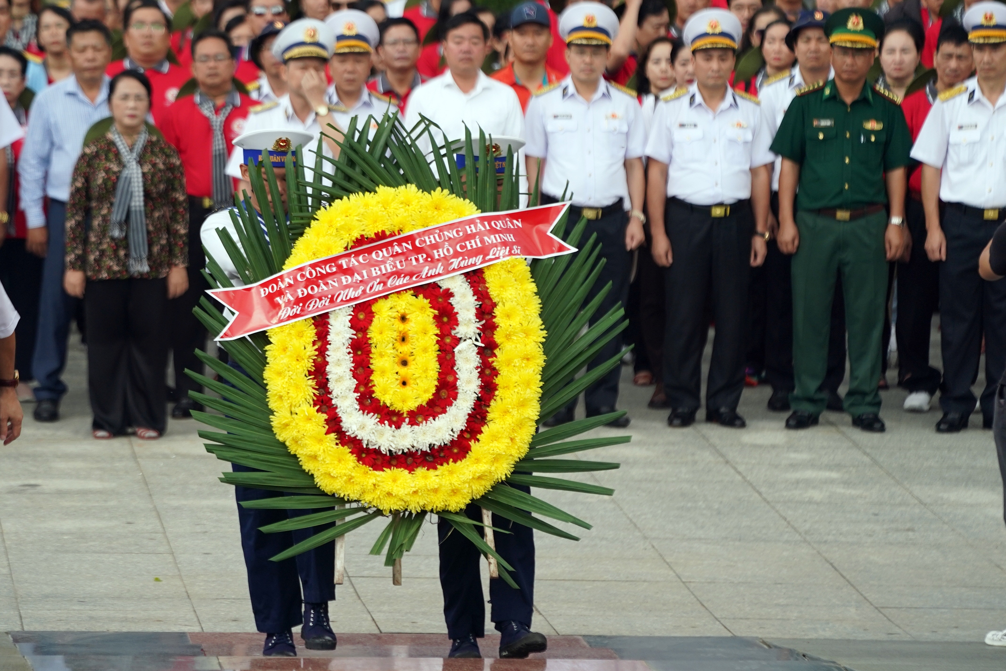 Đoàn đại biểu TP HCM dâng hương tưởng niệm các Anh hùng liệt sĩ tại nghĩa trang Hàng Dương - Ảnh 1.