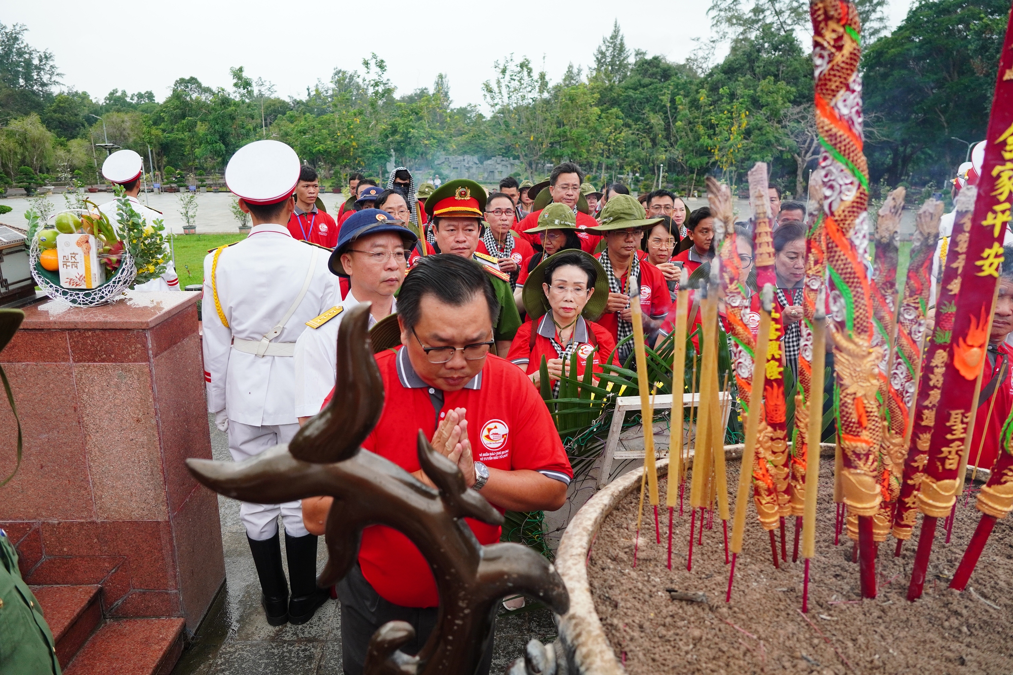 Đoàn đại biểu TP HCM dâng hương tưởng niệm các Anh hùng liệt sĩ tại nghĩa trang Hàng Dương - Ảnh 2.