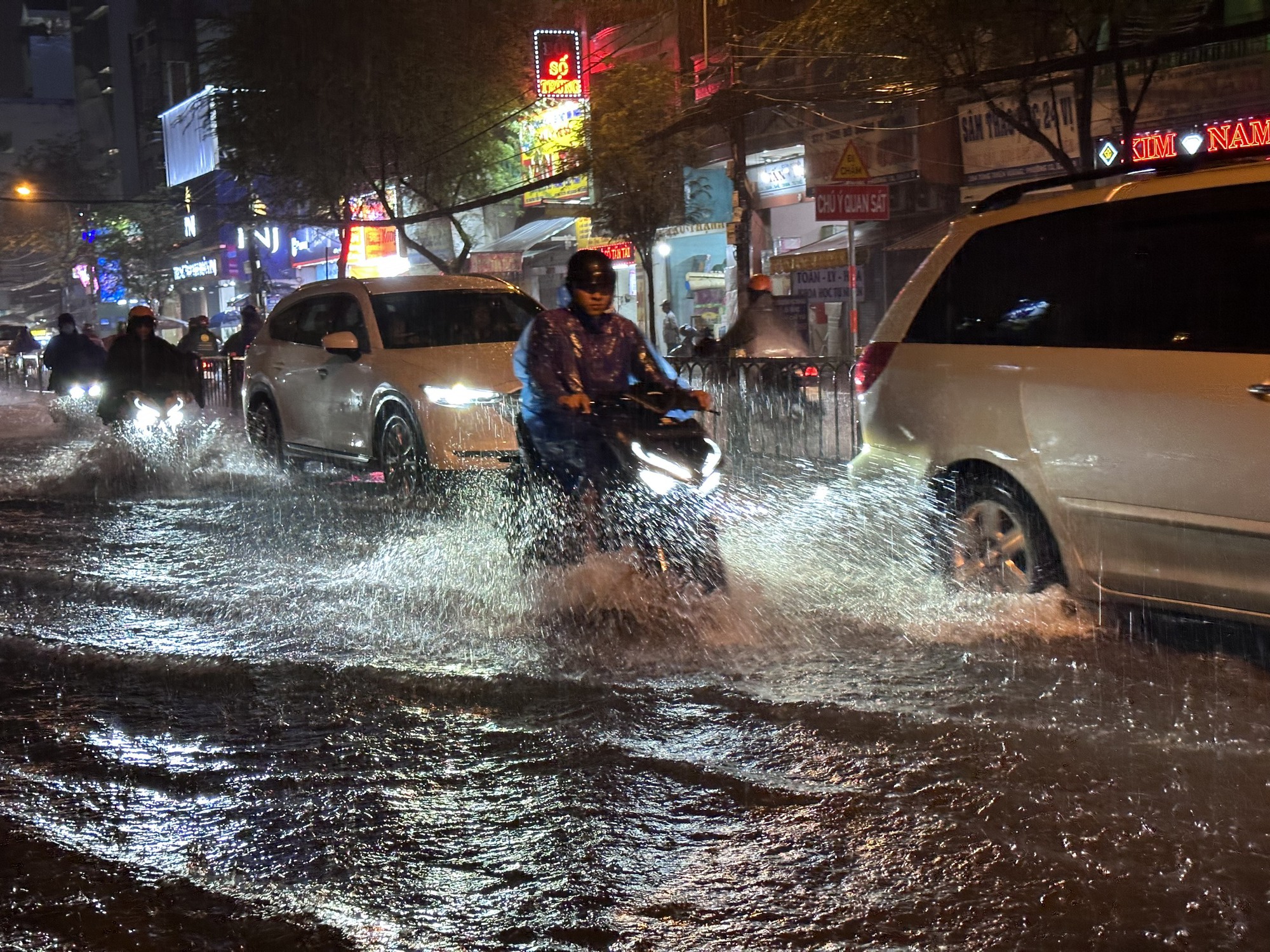 Nhiều tuyến đường ở TP HCM ngập sâu sau trận mưa lớn - Ảnh 10.