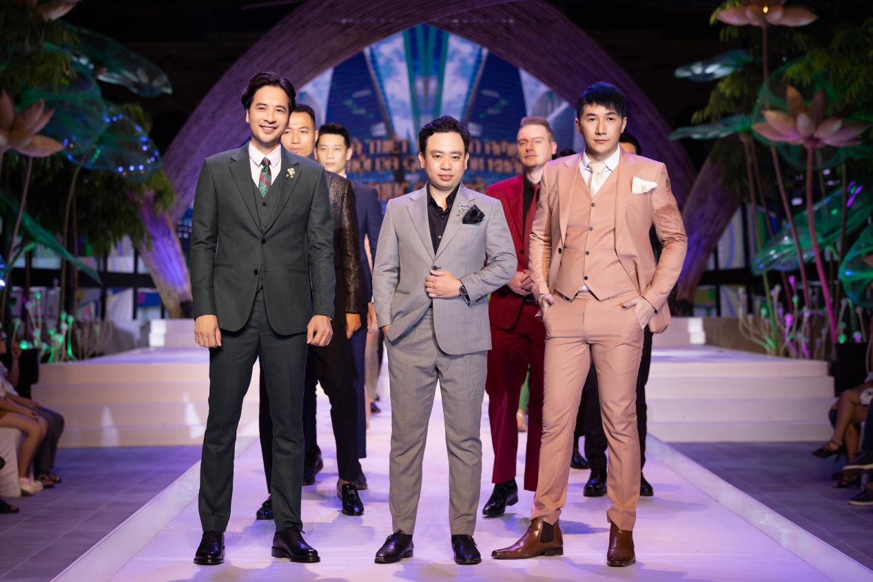 دوآن من تائی شریف آدمی کے انداز میں، ویسٹن مون ایمی کے لیے بطور ویڈیٹ پرفارم کر رہے ہیں - تصویر 1۔ Đoàn Minh Tài phong cách quý ông, diễn vedette cho Veston Mon Amie - Ảnh 1.