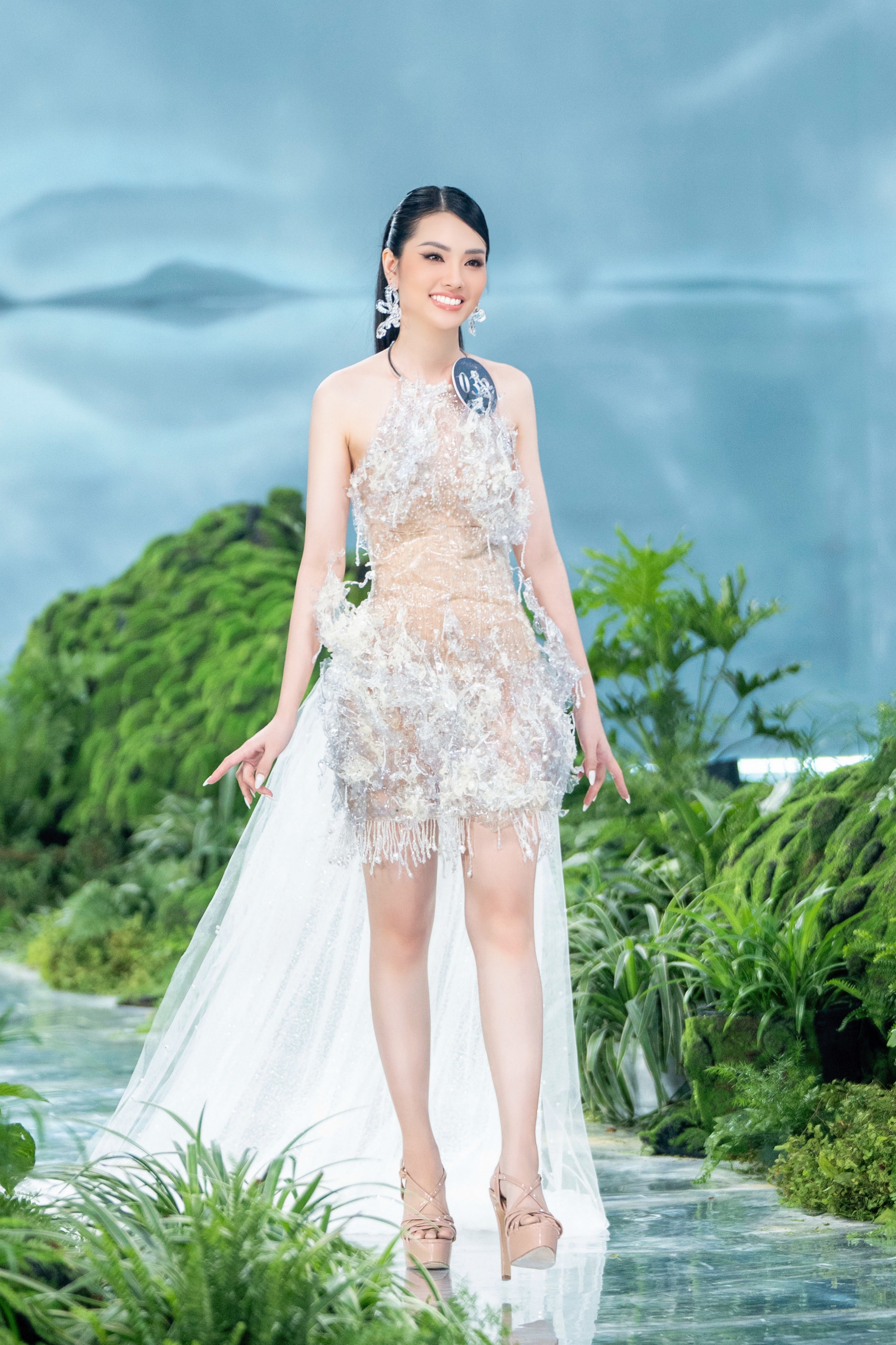Thí sinh Miss Earth Việt Nam 2023 diện trang phục tái chế độc đáo - Ảnh 4.