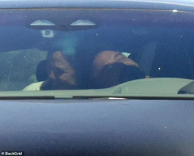 Ben Affleck thân mật với vợ cũ Jennifer Garner trong xe - Ảnh 2.