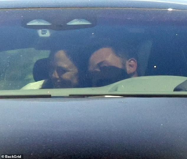 Ben Affleck thân mật với vợ cũ Jennifer Garner trong xe - Ảnh 3.