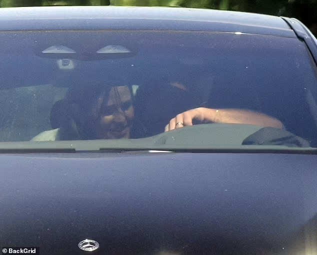 Ben Affleck thân mật với vợ cũ Jennifer Garner trong xe - Ảnh 1.