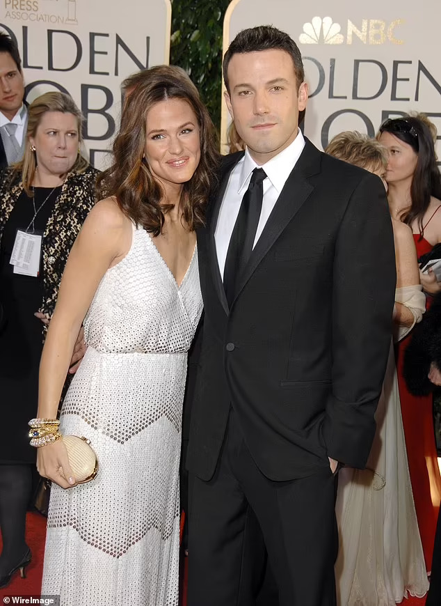 Ben Affleck thân mật với vợ cũ Jennifer Garner trong xe - Ảnh 6.