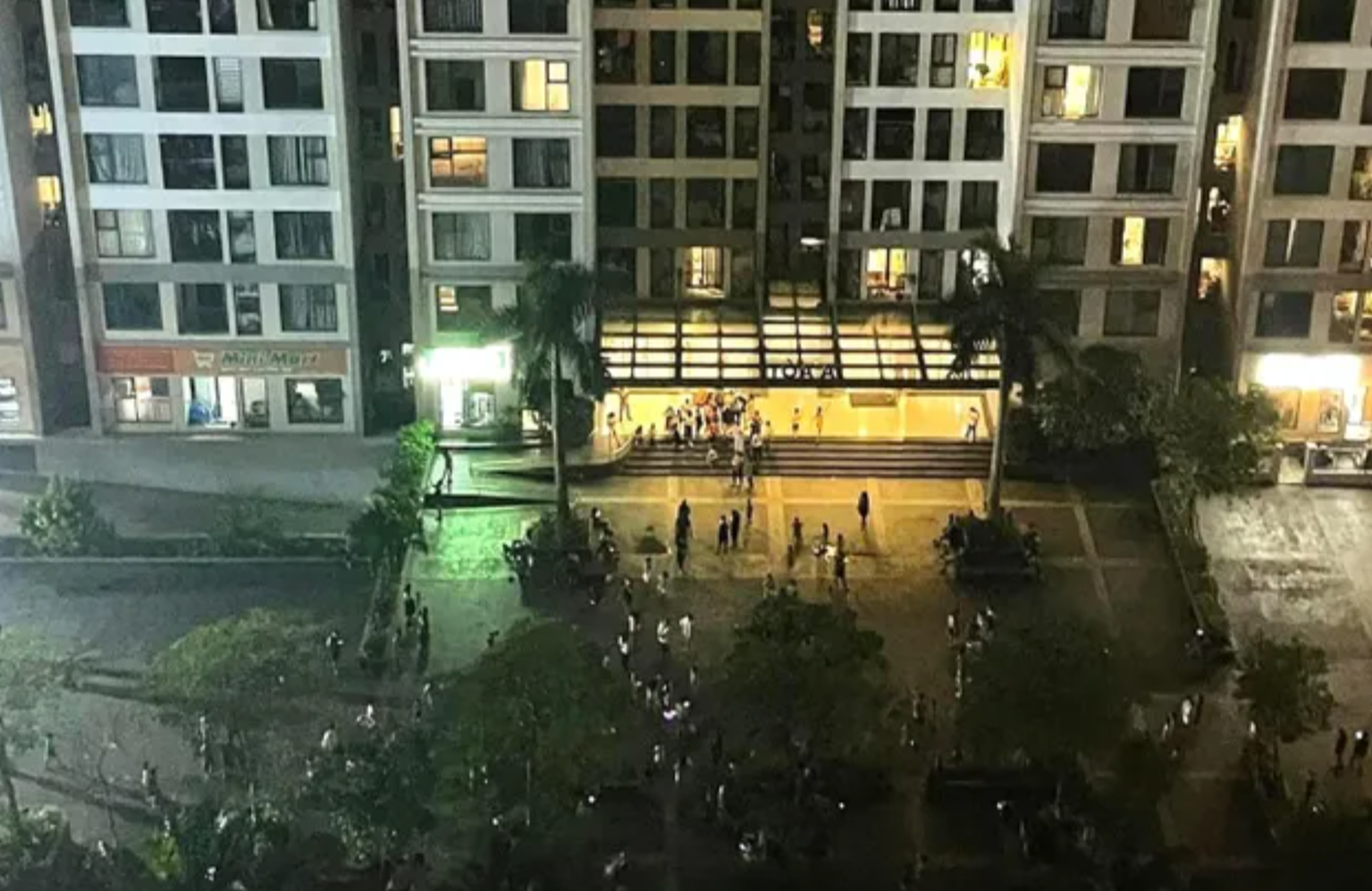 Căn hộ chung cư bất ngờ bốc cháy trong đêm, cư dân hoảng sợ chạy xuống tầng 1 - Ảnh 3. Căn hộ chung cư bất ngờ bốc cháy trong đêm, cư dân hoảng sợ chạy xuống tầng 1 - Ảnh 3.