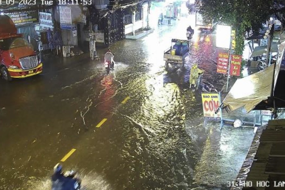 Mưa ngập nhiều tuyến đường ở TP HCM giờ tan tầm, người dân vất vả lưu thông - Ảnh 6.