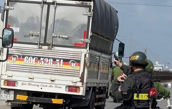 CLIP: Cảnh sát truy đuổi 10km chặn 'xe tải điên' ở Đồng Nai