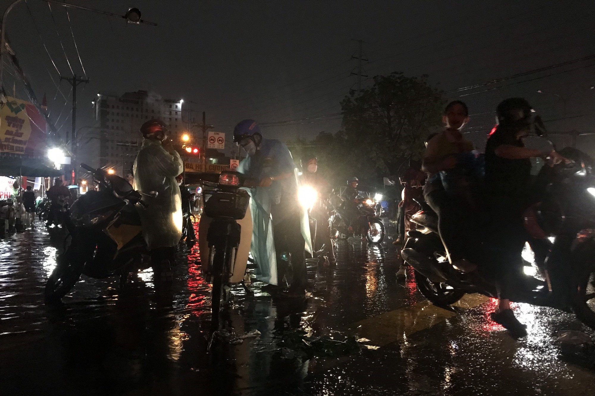 Mưa ngập nhiều tuyến đường ở TP HCM giờ tan tầm, người dân vất vả lưu thông - Ảnh 4.