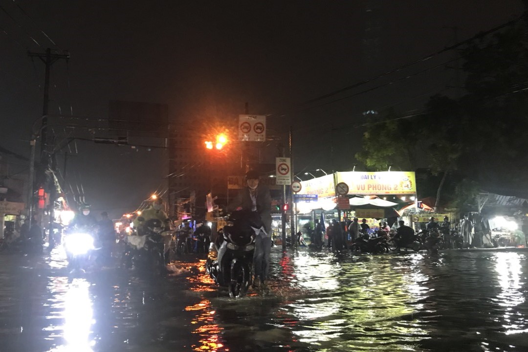 Mưa ngập nhiều tuyến đường ở TP HCM giờ tan tầm, người dân vất vả lưu thông - Ảnh 3.
