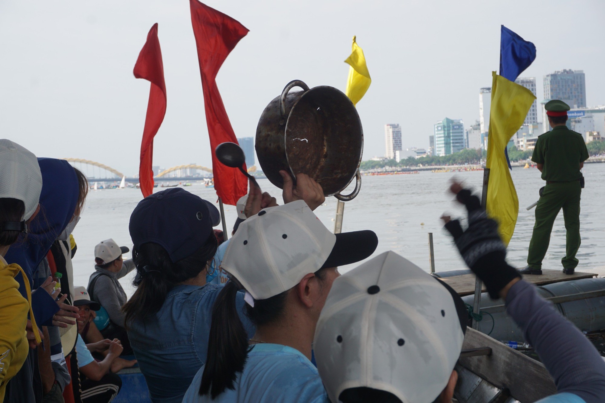 Sông Hàn, Sông Hương đông nghẹt người xem đua thuyền mừng Quốc khánh 2-9 - Ảnh 5.
