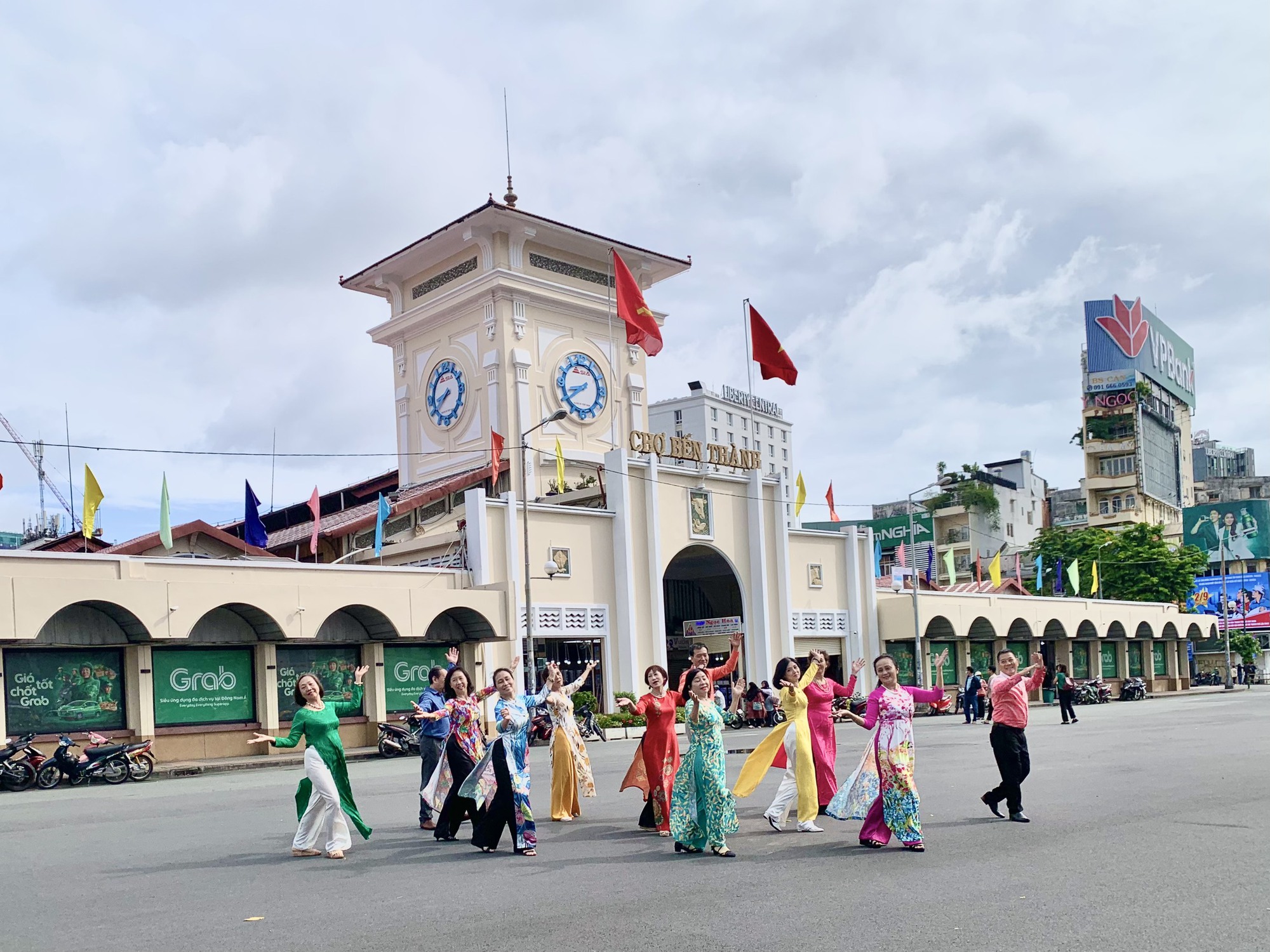 Trung tâm TP HCM đông vui lễ 2-9 - Ảnh 1. Trung tâm TP HCM đông vui lễ 2-9 - Ảnh 1.