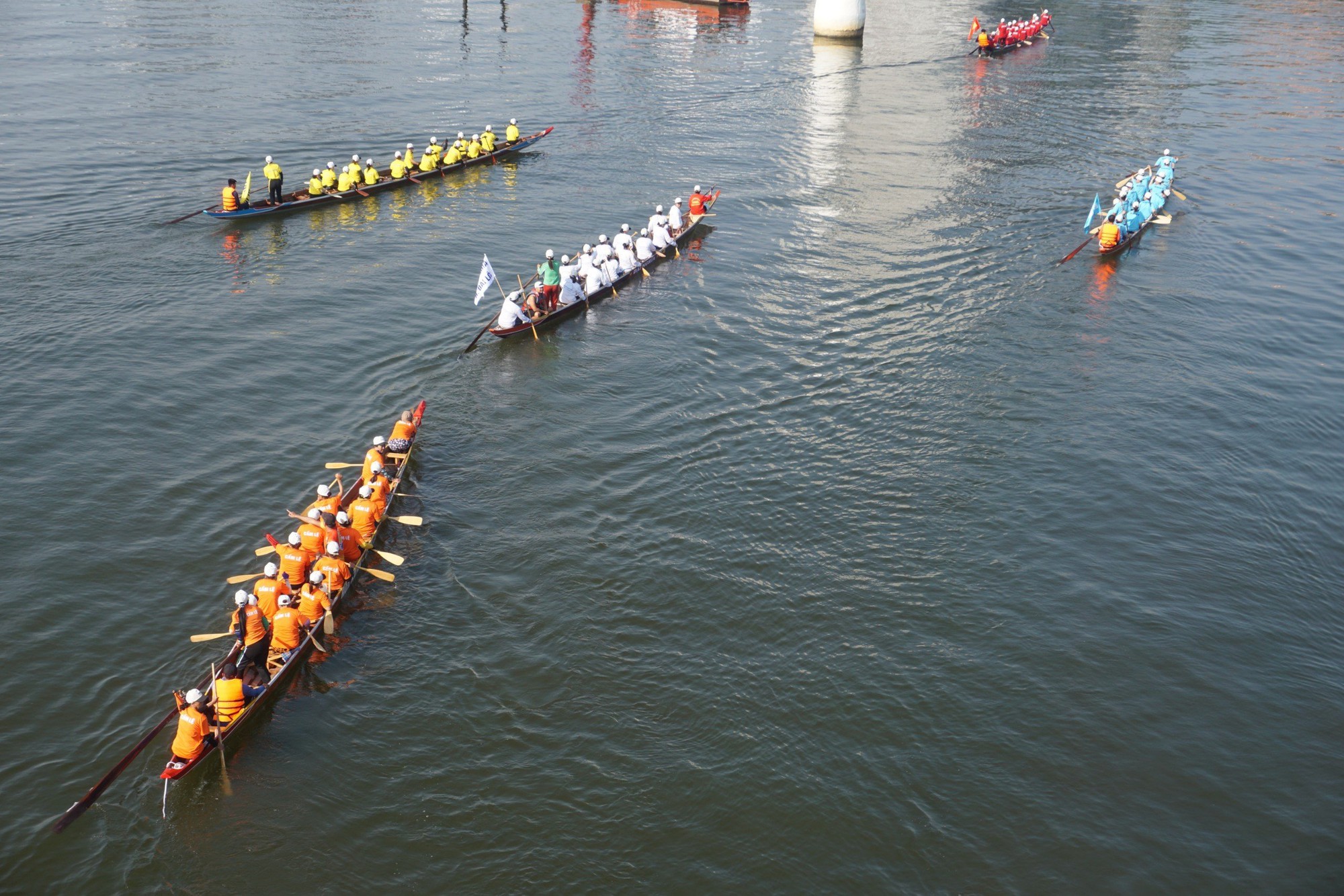 Sông Hàn, Sông Hương đông nghẹt người xem đua thuyền mừng Quốc khánh 2-9 - Ảnh 8.