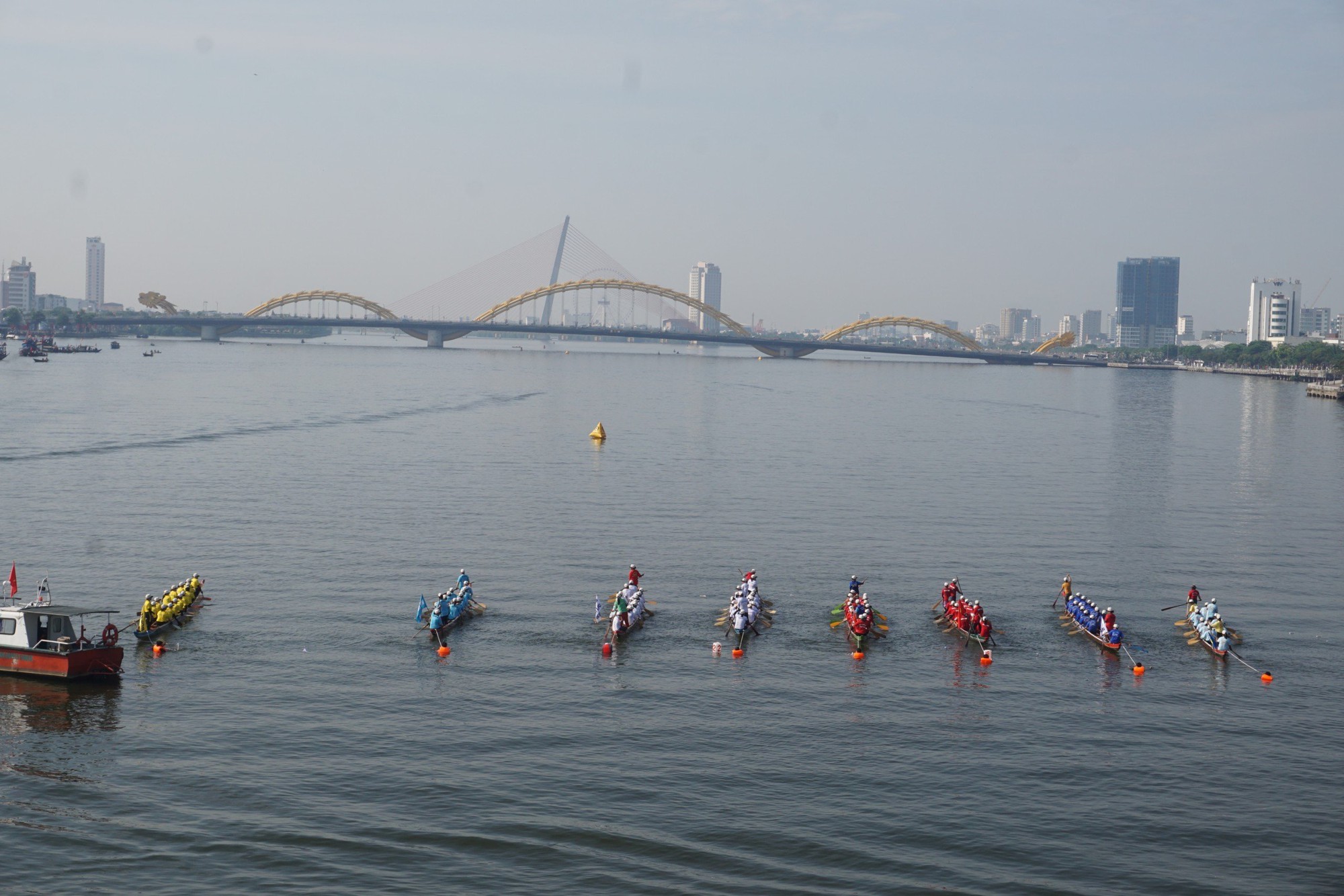 Sông Hàn, Sông Hương đông nghẹt người xem đua thuyền mừng Quốc khánh 2-9 - Ảnh 7.