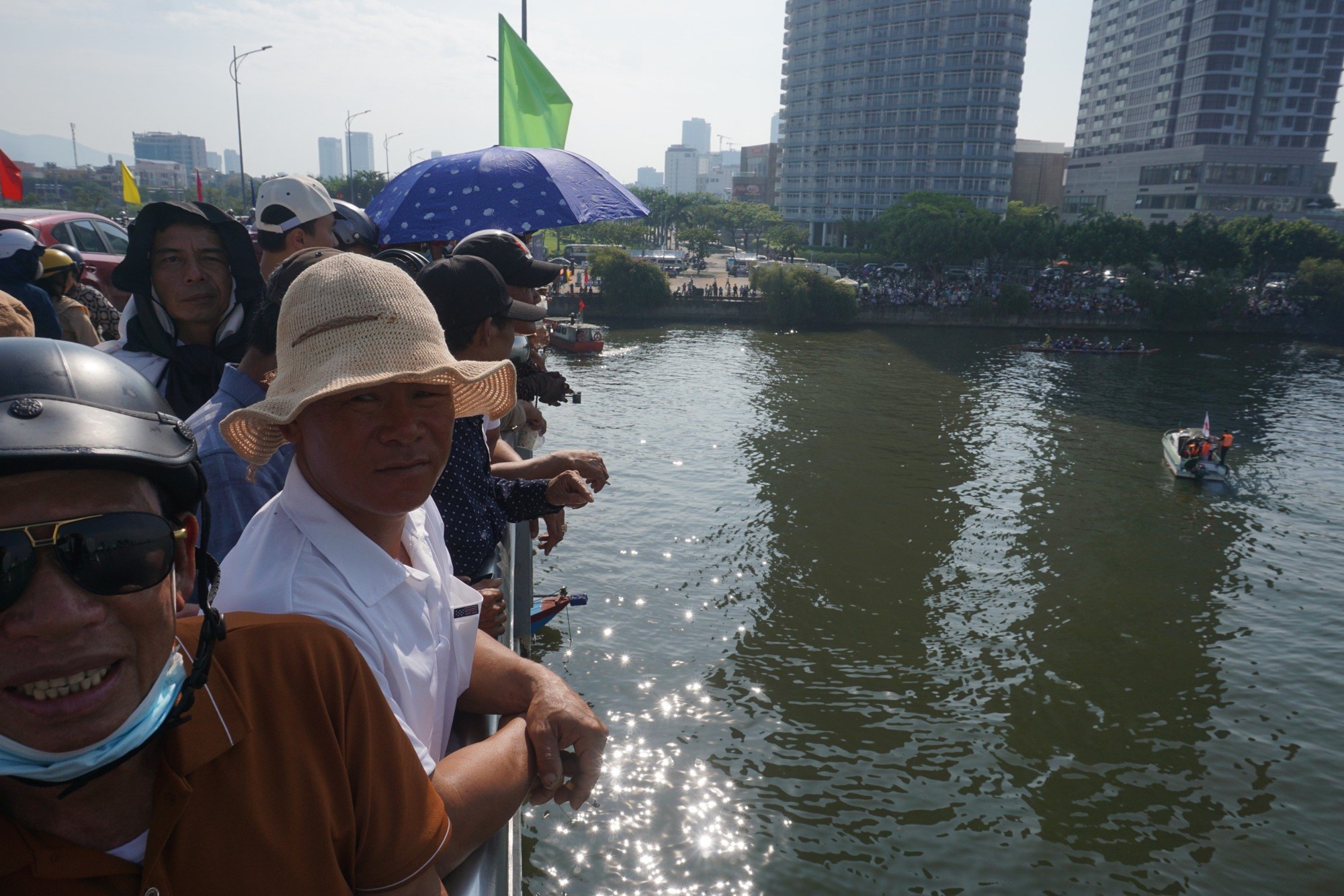 Sông Hàn, Sông Hương đông nghẹt người xem đua thuyền mừng Quốc khánh 2-9 - Ảnh 3.