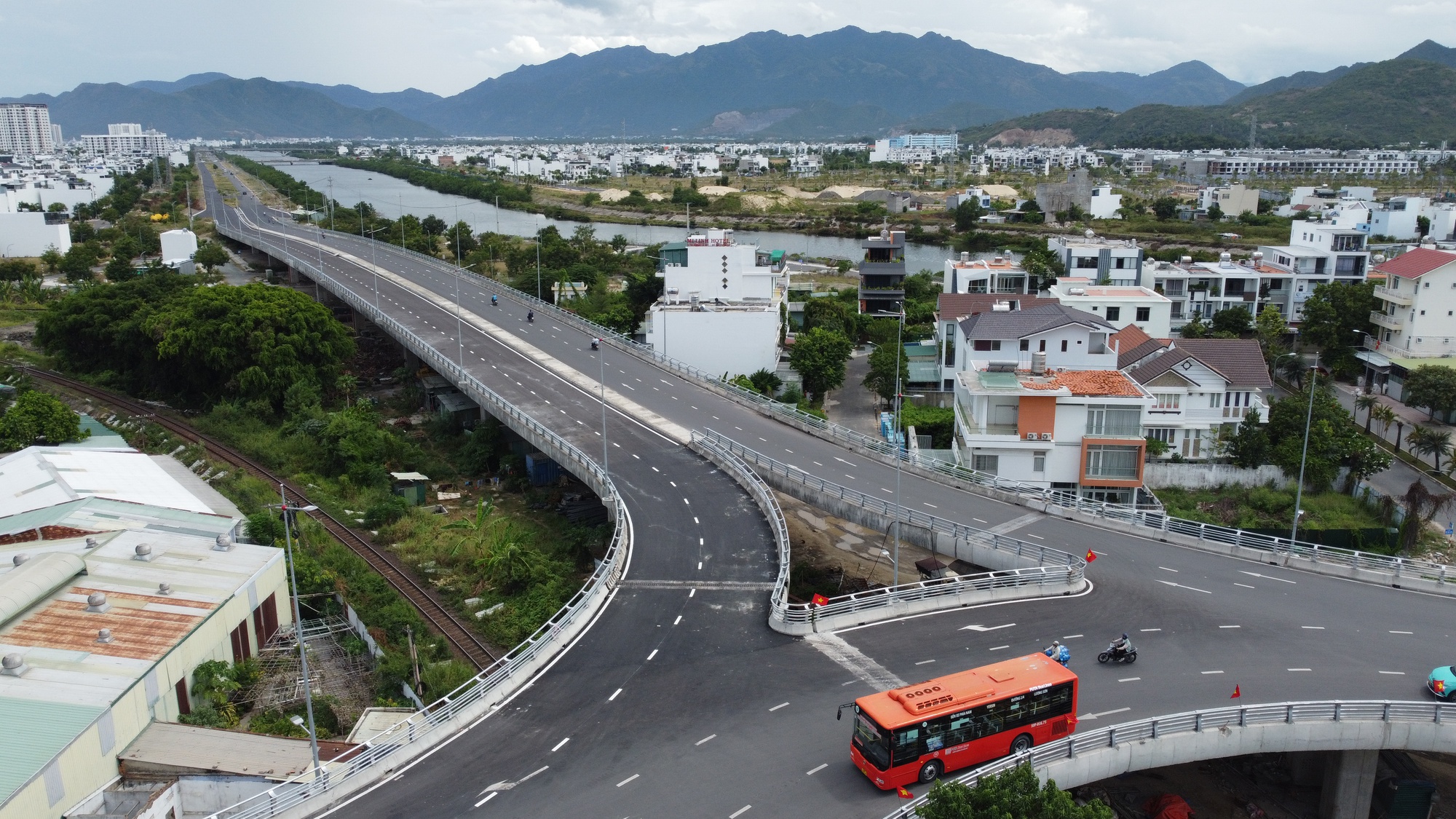 Cận cảnh nút giao 1.200 tỉ đồng vừa thông xe ở Nha Trang  - Ảnh 10.