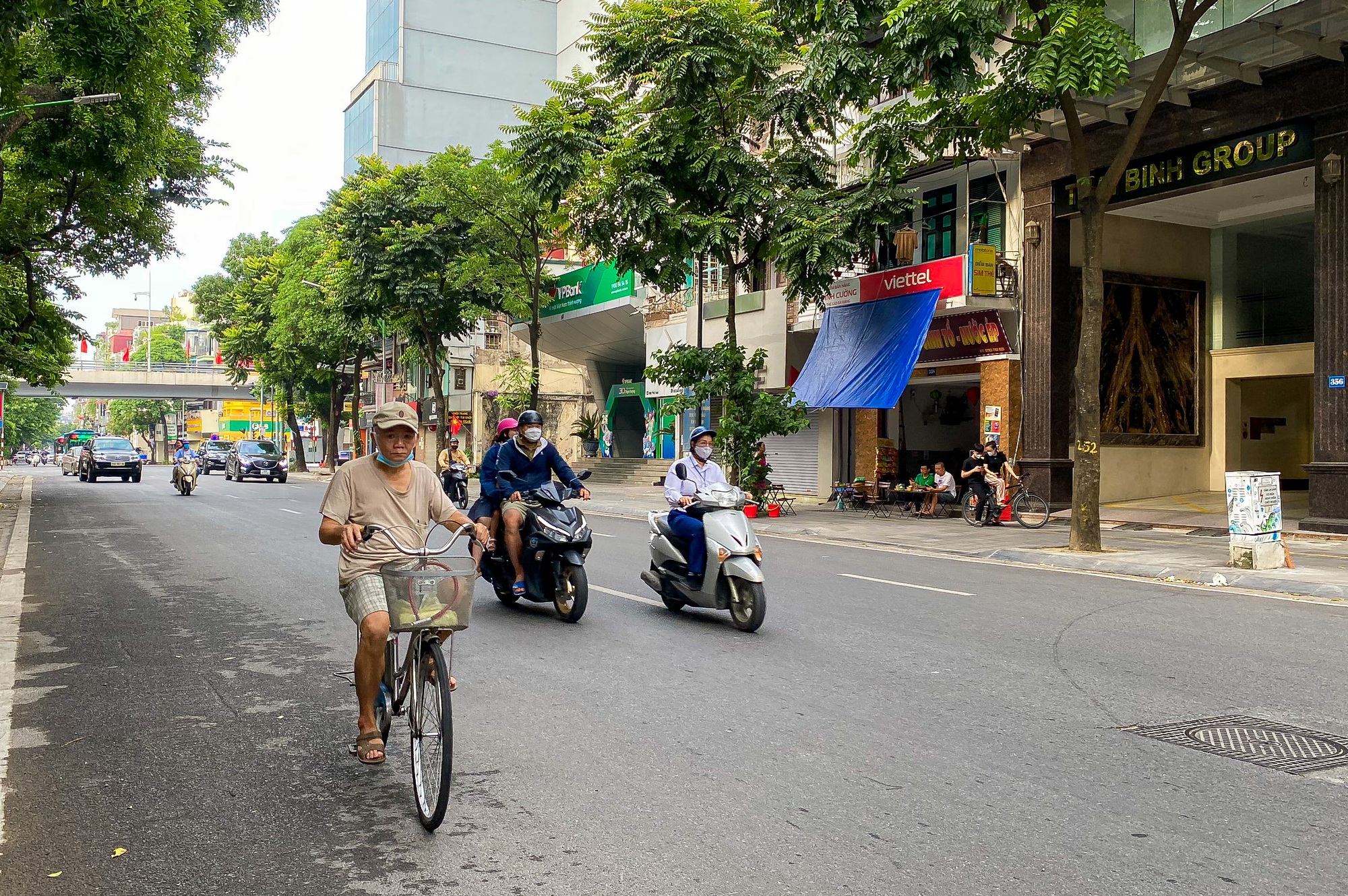 Ngắm đường phố Hà Nội thanh bình trong ngày Quốc khánh 2-9 - Ảnh 5.