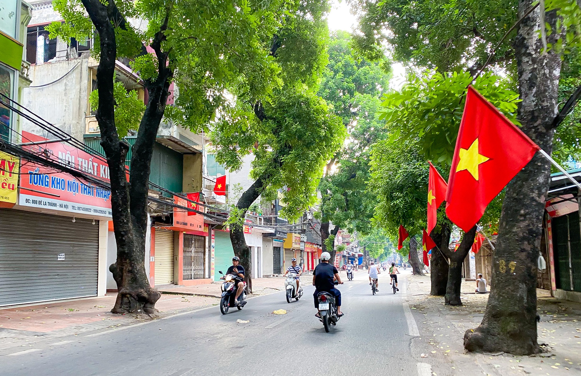 Ngắm đường phố Hà Nội thanh bình trong ngày Quốc khánh 2-9 - Ảnh 2.