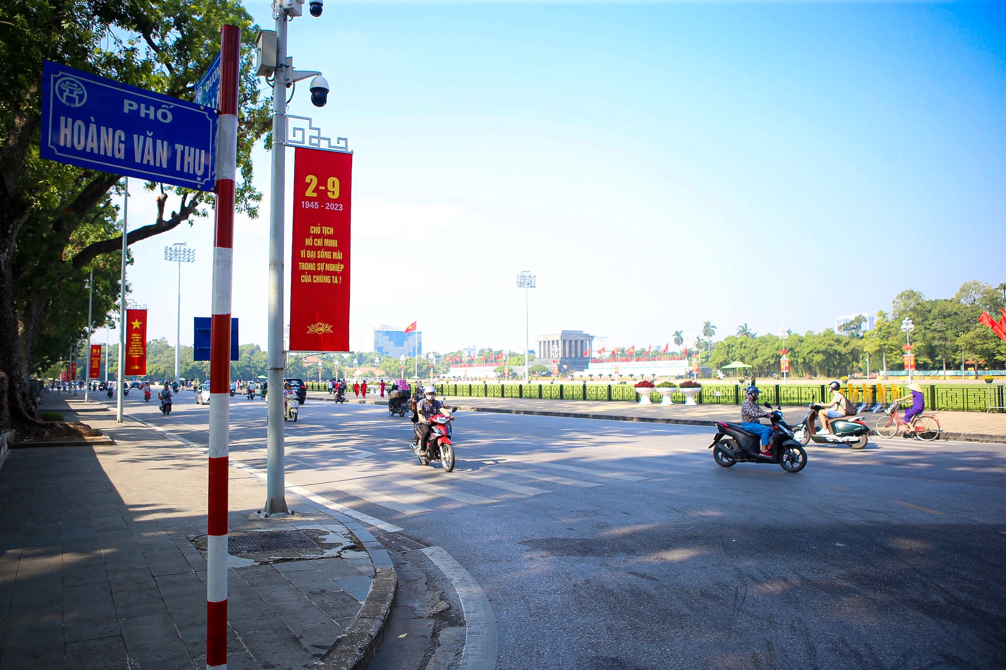 Ngắm đường phố Hà Nội thanh bình trong ngày Quốc khánh 2-9 - Ảnh 1.