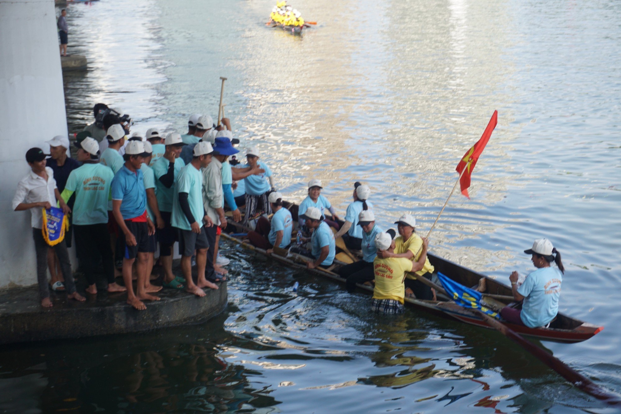 Sông Hàn, Sông Hương đông nghẹt người xem đua thuyền mừng Quốc khánh 2-9 - Ảnh 6.
