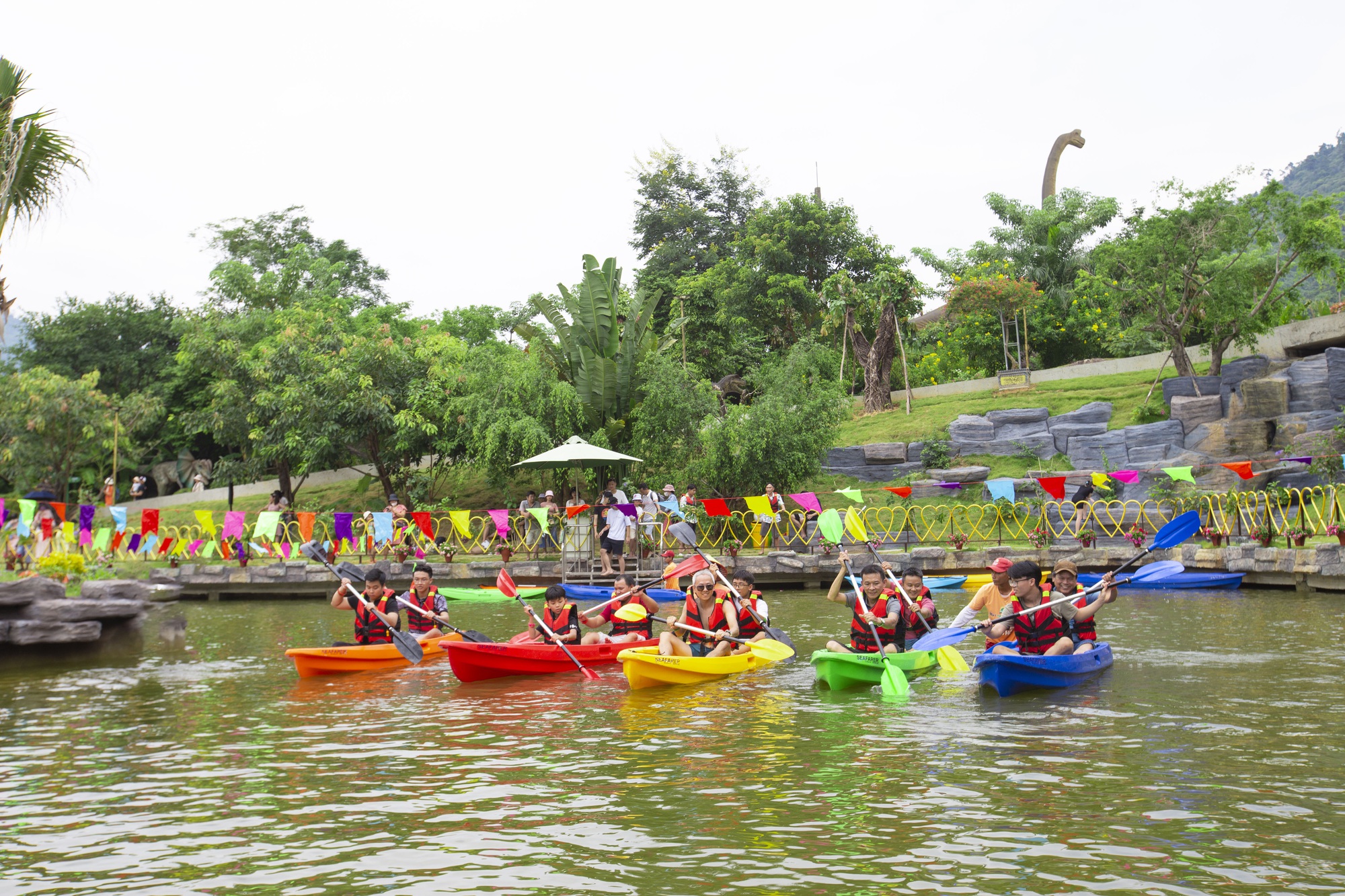 Khách thích thú với hình ảnh cờ Tổ quốc tung bay ở cầu Vàng - Đà Nẵng - Ảnh 8.