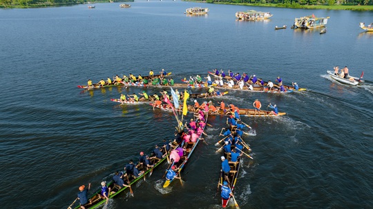 Sông Hàn, Sông Hương đông nghẹt người xem đua thuyền mừng Quốc khánh 2-9 - Ảnh 13.