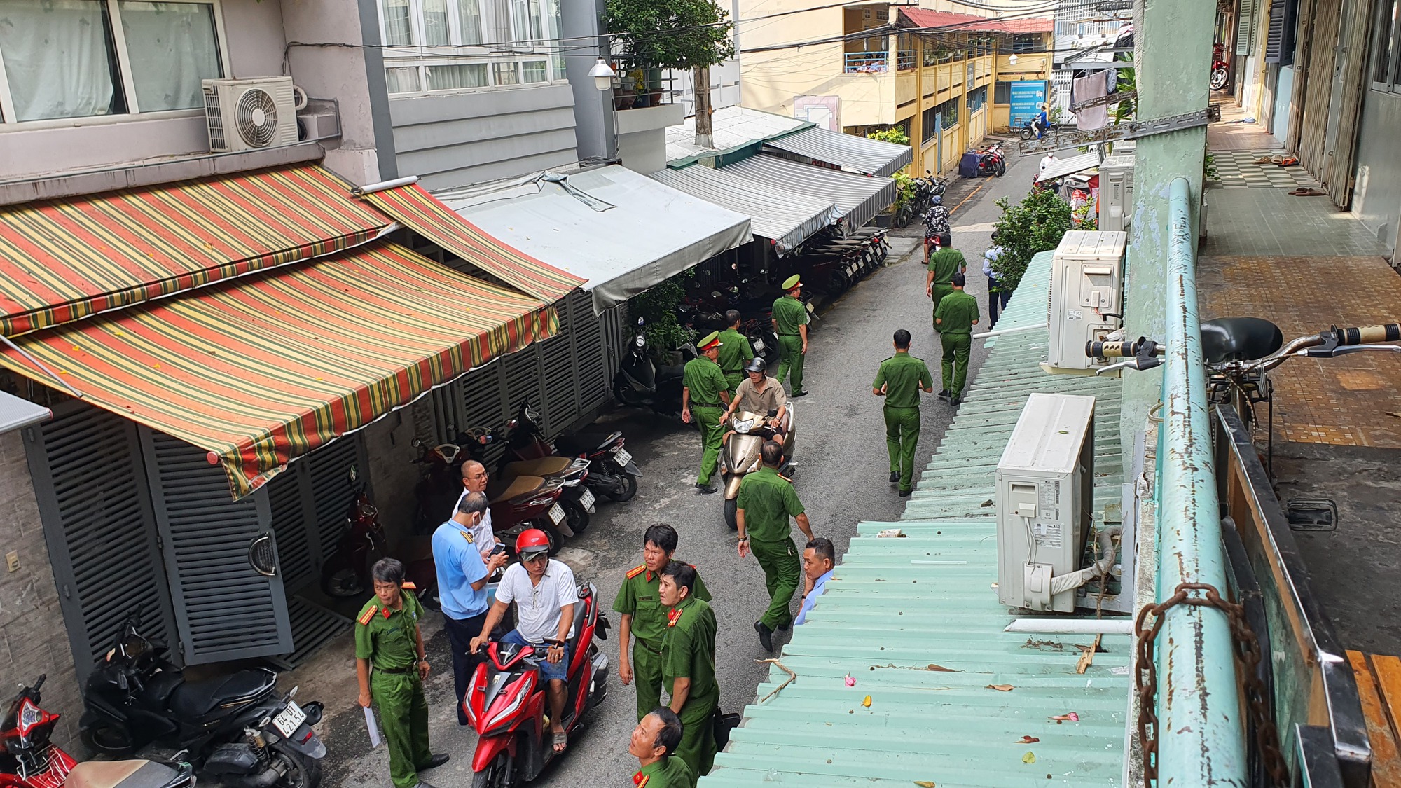 Chung cư ở TP HCM lắp lưới B4, khung sắt thành chuồng cọp - Ảnh 4.