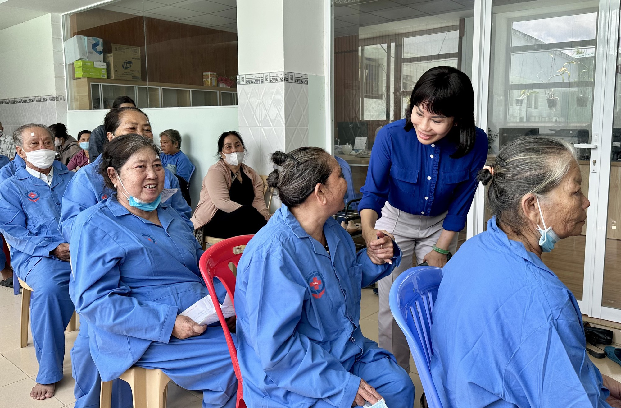 Kido Group sponsors free eye surgery for the poor in An Giang Province. - Photo 2. Tập đoàn Kido tài trợ mỗ mắt miễn phí cho người nghèo tại Tỉnh An Giang. - Ảnh 2.