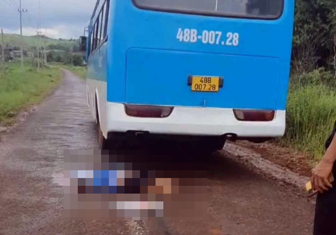 Xe khách cán 1 học sinh tử vong trên đường đến trường