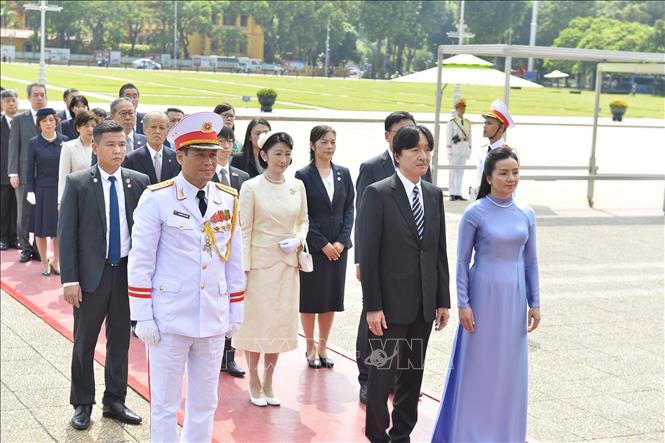 Hoàng Thái tử Nhật Bản trân trọng chạm vào những kỷ vật của Chủ tịch Hồ Chí Minh - Ảnh 2.