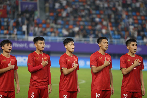 Ấn tượng với trung vệ trẻ tuyển Olympic Việt Nam - Báo Người lao động