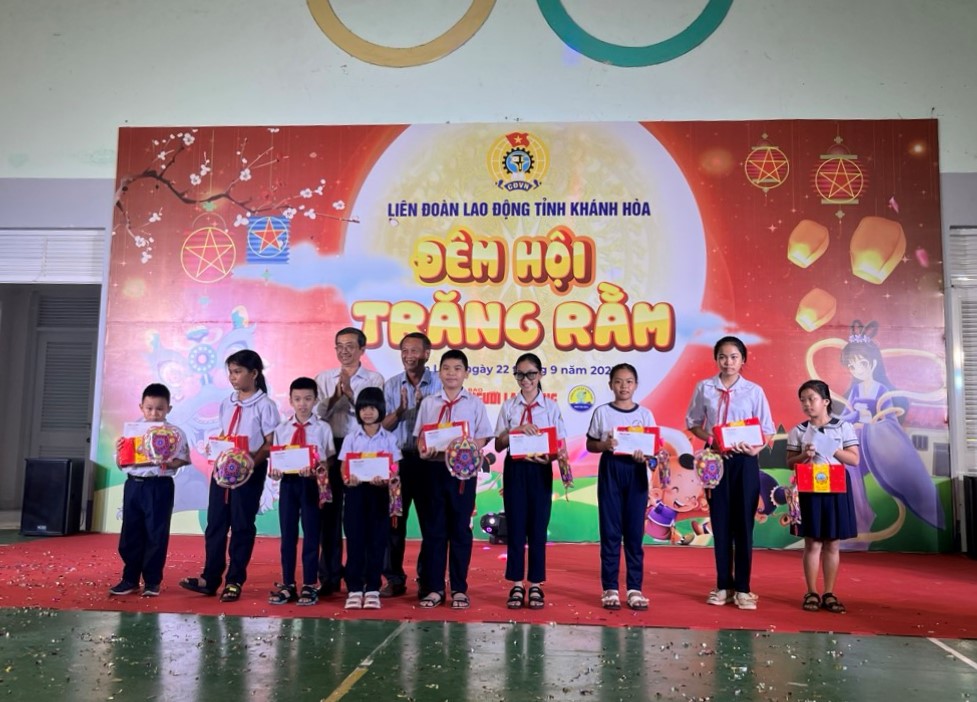 Con em lao động Khánh Hòa vui mừng nhận học bổng Báo Người Lao Động dịp Tết Trung thu - Ảnh 8.