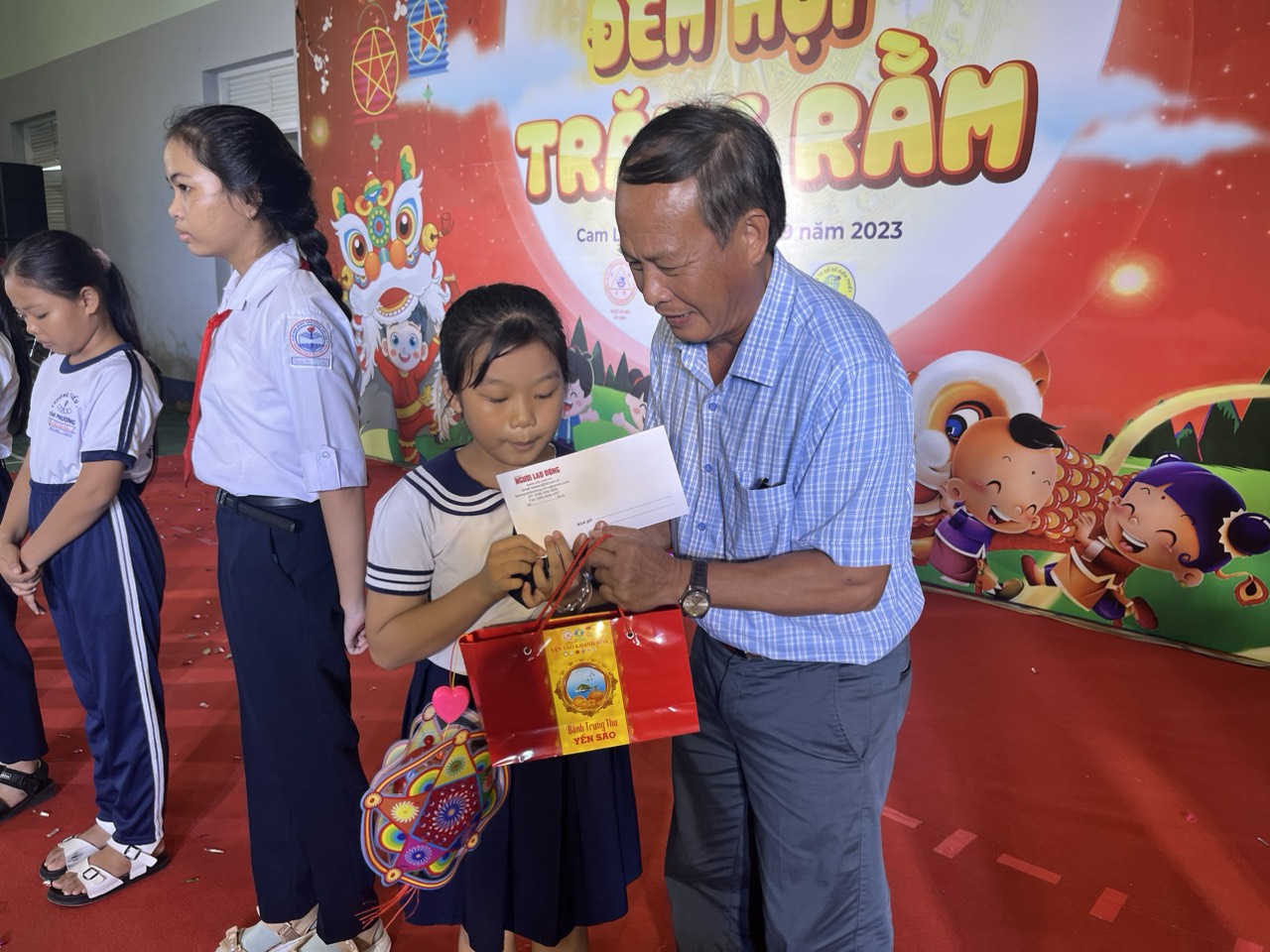 Con em lao động Khánh Hòa vui mừng nhận học bổng Báo Người Lao Động dịp Tết Trung thu - Ảnh 7.