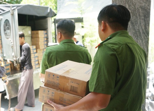 Mua 3.000 bánh trung thu trôi nổi về chuẩn bị bán ở Đà Nẵng - Ảnh 1.
