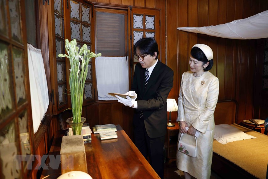 Hoàng Thái tử Nhật Bản trân trọng chạm vào những kỷ vật của Chủ tịch Hồ Chí Minh - Ảnh 6.