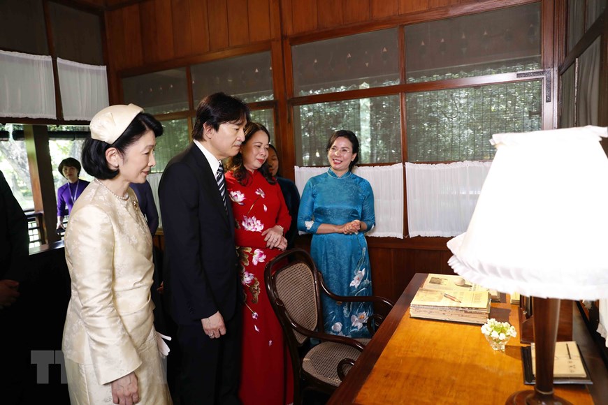 Hoàng Thái tử Nhật Bản trân trọng chạm vào những kỷ vật của Chủ tịch Hồ Chí Minh - Ảnh 5.