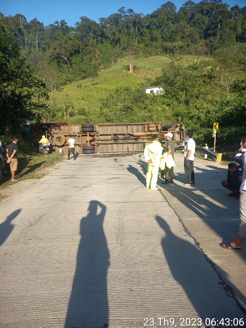 Xe tải lật trên đường Hồ Chí Minh, 1 người chết, 2 bị thương - Ảnh 1.