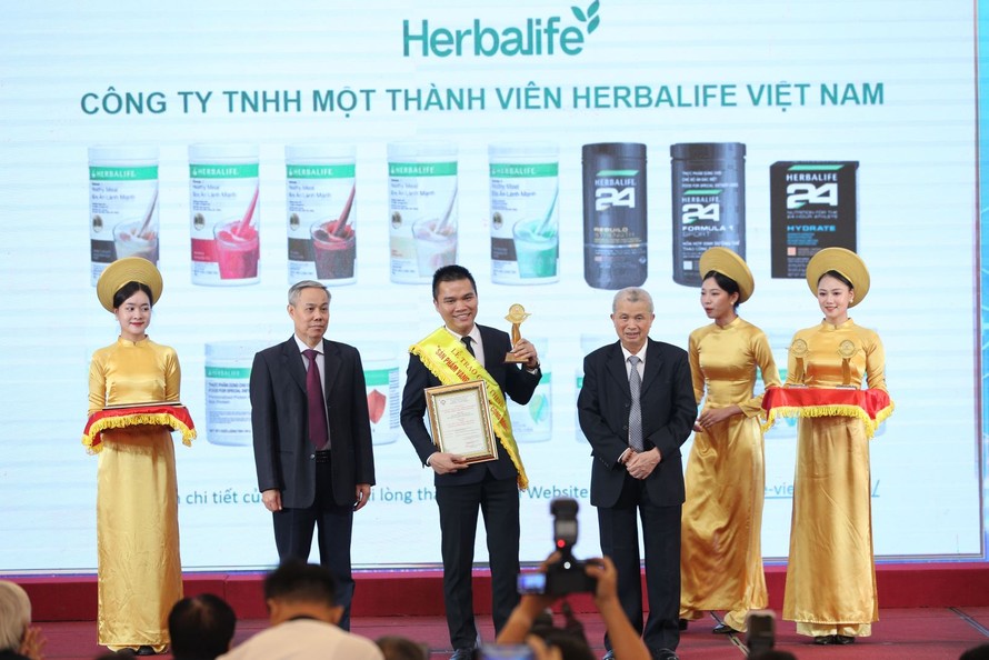 Herbalife Vietnam memenangkan Penghargaan Produk Emas untuk Kesehatan Masyarakat pada tahun 2023 - Foto 1. Herbalife Việt Nam đạt giải thưởng Sản phẩm vàng vì sức khỏe cộng đồng năm 2023 - Ảnh 1.