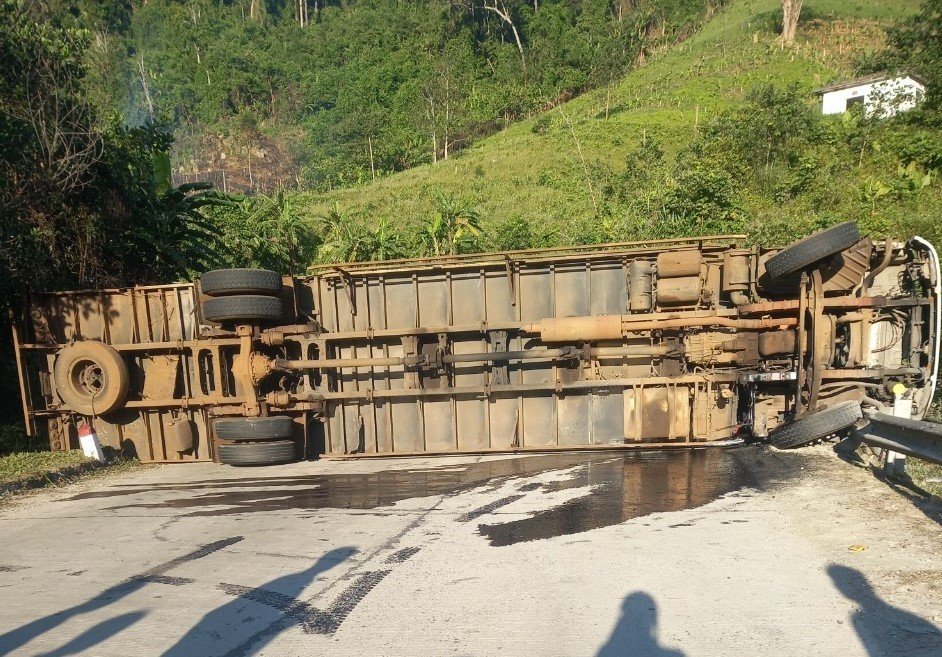 Xe tải lật trên đường Hồ Chí Minh, 1 người chết, 2 bị thương - Ảnh 2.