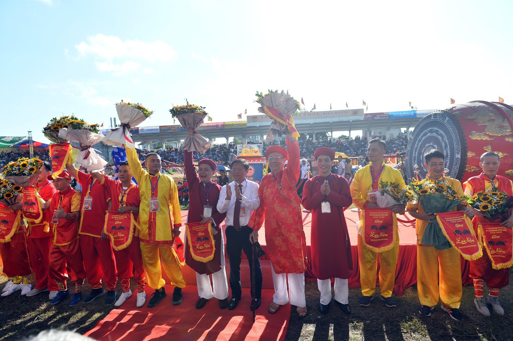 Hàng vạn du khách nườm nượp tới Đồ Sơn xem Lễ hội chọi trâu - Ảnh 4.