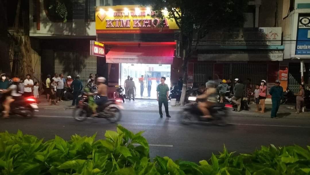 NÓNG: Đôi nam nữ dùng súng cướp tiệm vàng Kim Khoa ở Khánh Hòa - Ảnh 4. NÓNG: Đôi nam nữ dùng súng cướp tiệm vàng Kim Khoa ở Khánh Hòa - Ảnh 4.