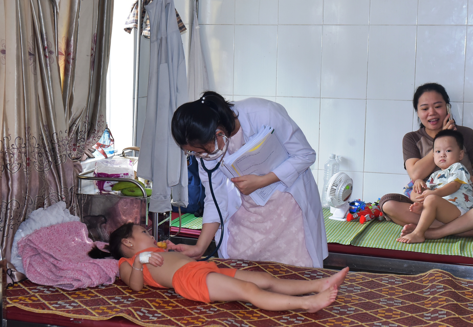 16 trẻ nhập viện cấp cứu sau buổi ăn trưa tại trường- Ảnh 2.