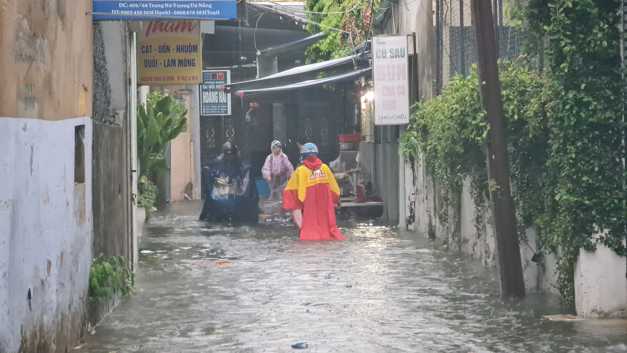 Nhiều nơi ở miền Trung ngập sâu, hàng loạt nhà tốc mái - Ảnh 9.