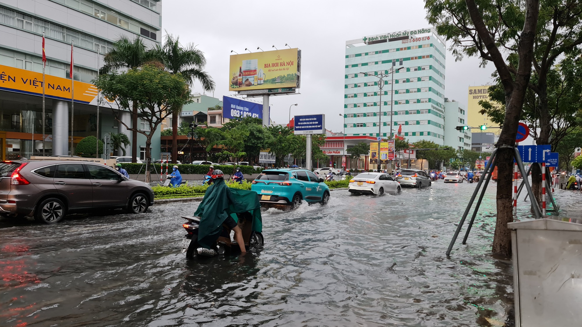 Nhiều nơi ở miền Trung ngập sâu, hàng loạt nhà tốc mái - Ảnh 3.