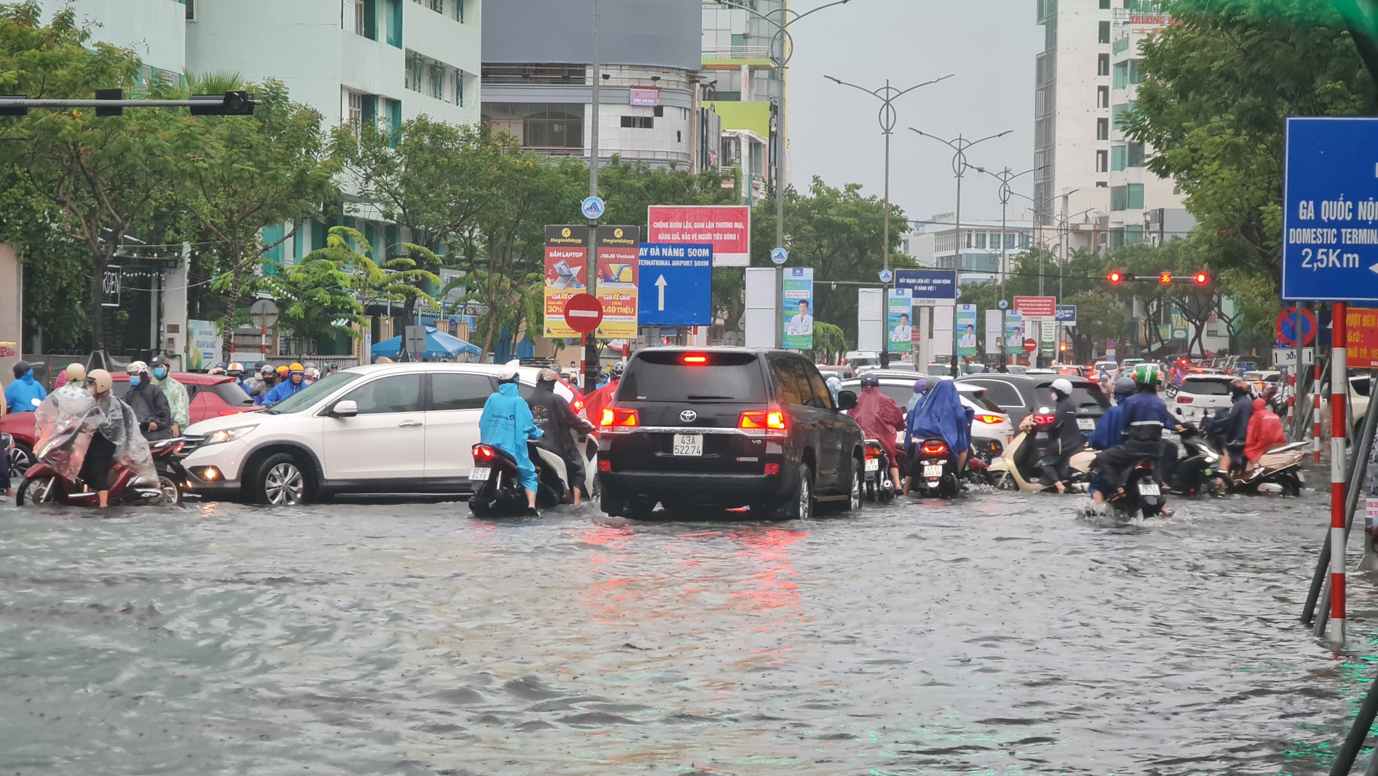 Nhiều nơi ở miền Trung ngập sâu, hàng loạt nhà tốc mái - Ảnh 4.