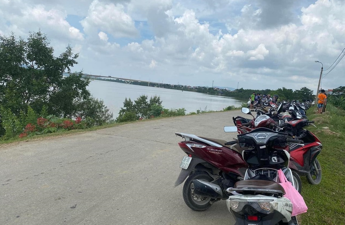 Người đàn ông mặc áo bảo hộ lao động chết trôi trên sông - Ảnh 1. Người đàn ông mặc áo bảo hộ lao động chết trôi trên sông - Ảnh 1.