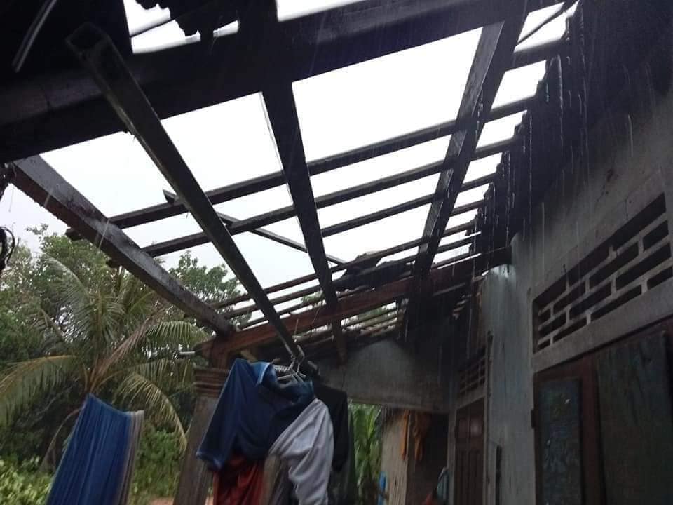 Lốc xoáy, hàng chục căn nhà ở Quảng Trị tốc mái - Ảnh 4.