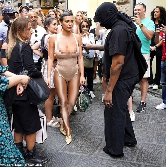 Mặc lố lăng, vợ chồng Kanye West liên tục gặp rắc rối - Ảnh 2.