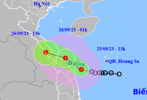 Áp thấp nhiệt đới áp sát đất liền, gây mưa rất to tới 450 mm ở Trung Bộ - Ảnh 1.